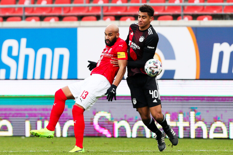 HFC-Sturmbulle Terrence Boyd (29, l.) hatte gegen die Münchner Abwehr um 2-Meter-Abwehrhüne Jamie Lawrence (18) einen ganz schweren Stand.