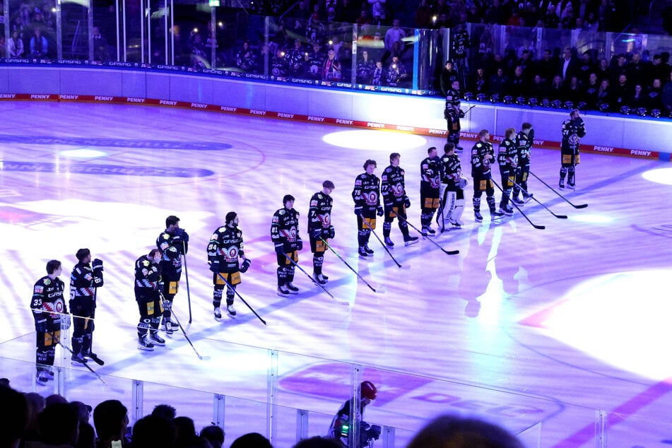 Die Eisbären-Spieler stellten sich vor der Partie an der blauen Linie auf, sie kämpften alle mit den Tränen.