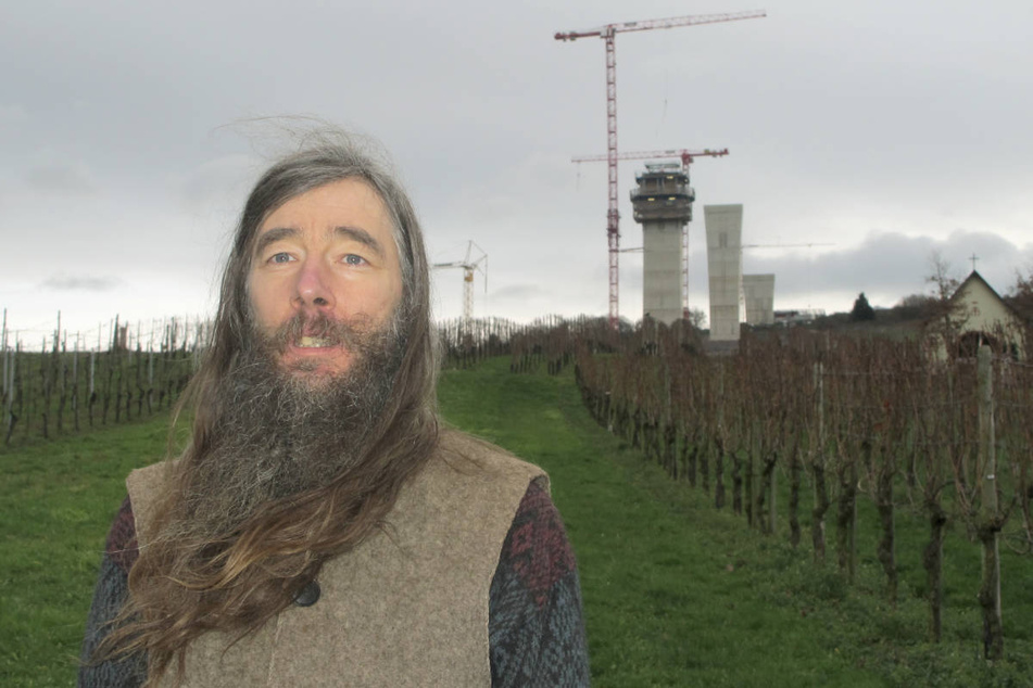 Friedmunt Sonnemann steht 2014 vor der entstehenden Hochmoselbrücke, gegen deren Bau er jahrelang kämpfte.