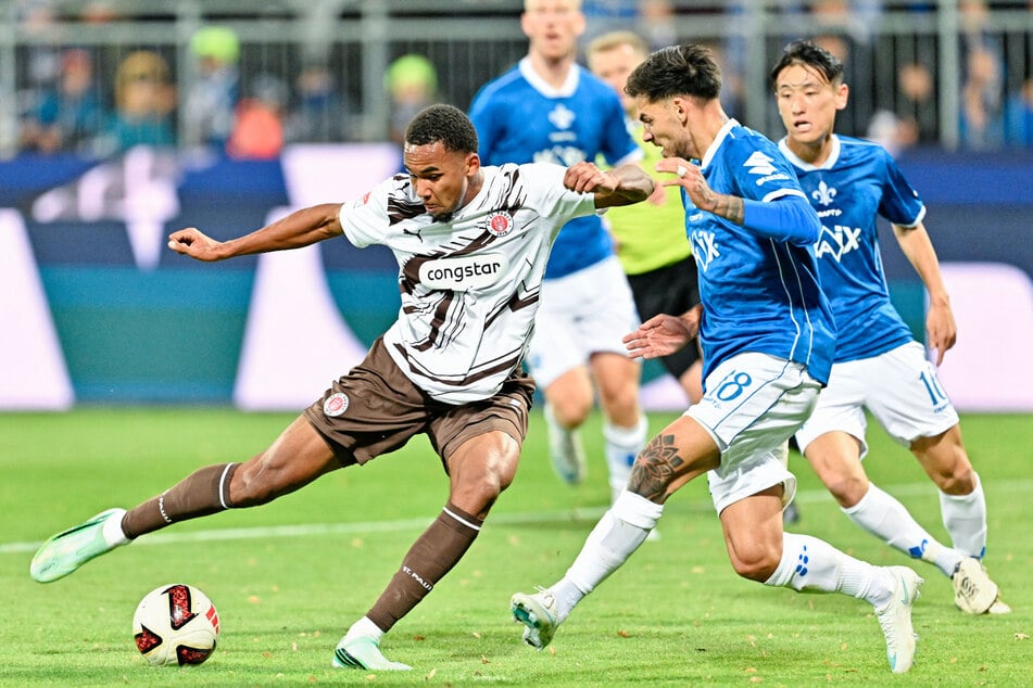 Youssoupha Niang (l) war an vielen Offensivaktionen des FC St. Pauli beteiligt, brauchte jedoch in einigen Situationen zu lange.