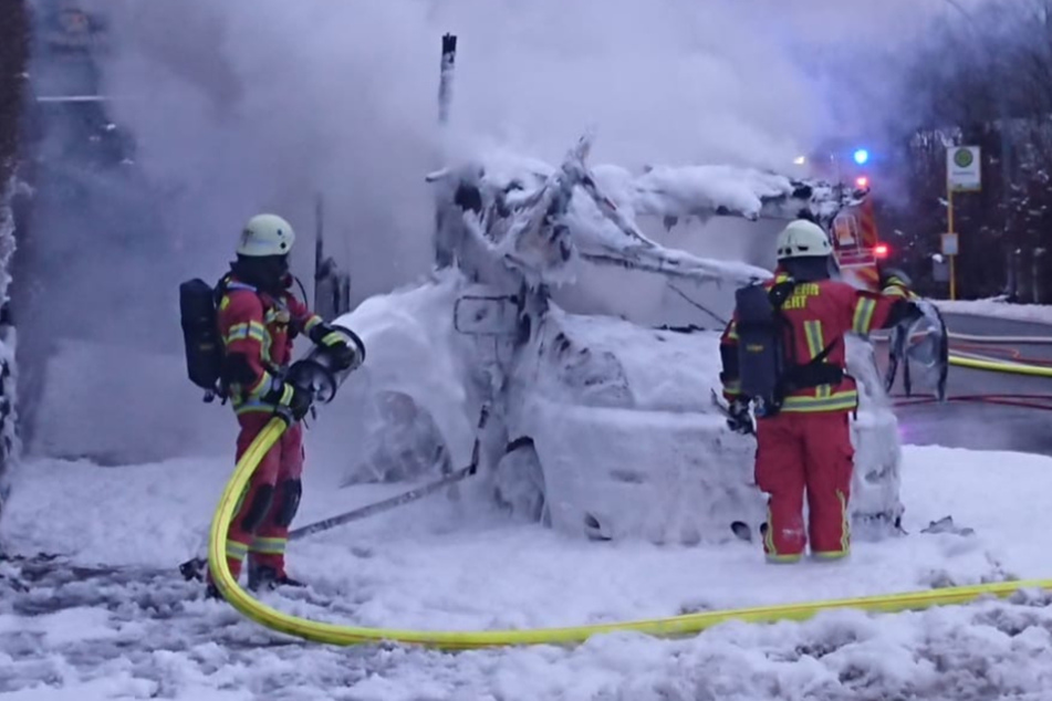 Die Feuerwehr hat die Flammen mit Löschschaum eingedämmt.