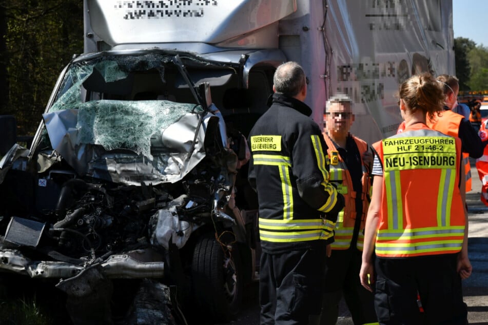 Lkw-Unfall auf A3: Fahrer eingeklemmt, Retter erzürnt über mangelhafte Rettungsgasse