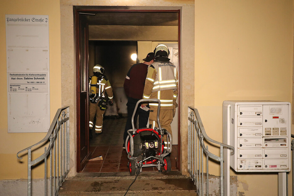 Nachdem der Brand gelöscht werden konnte, entfernten die Feuerwehrleute den Brandschutt und entlüfteten das verrauchte Wohnhaus mithilfe eines Ventilators.