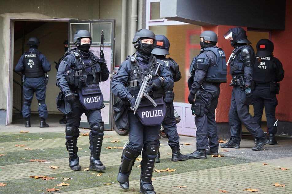 Schwer bewaffnet rückte die Polizei im November 2020 in Berlin zur Razzia an. Der gestohlene Schmuck wurde nicht gefunden.