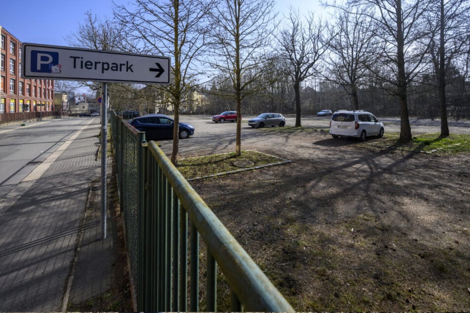 Der kleine Parkplatz in der Nevoigtstraße reicht an Wochenenden für die Tierparkbesucher nicht aus. Deshalb gibt es neue Alternativen.