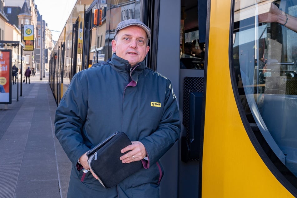 Christian Schmidt (46) fährt an Silvester Linie 12 durch Dresden.