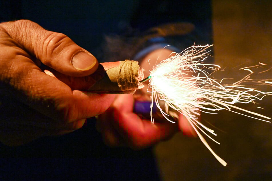 Der Unbekannte entzündete den Böller und warf ihn mitten in die Gruppe. (Symbolbild)