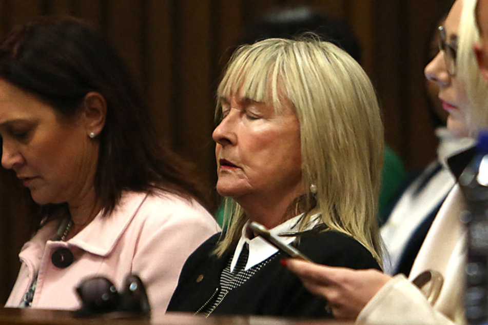 June Steenkamp (77) bei einer Verhandlung im Jahr 2016, als der Fall drei Jahre nach dem Mord immer noch nicht final abgeschlossen war. Sie musste sich sichtlich konzentrieren, um nicht die Fassung zu verlieren. (Archivbild)