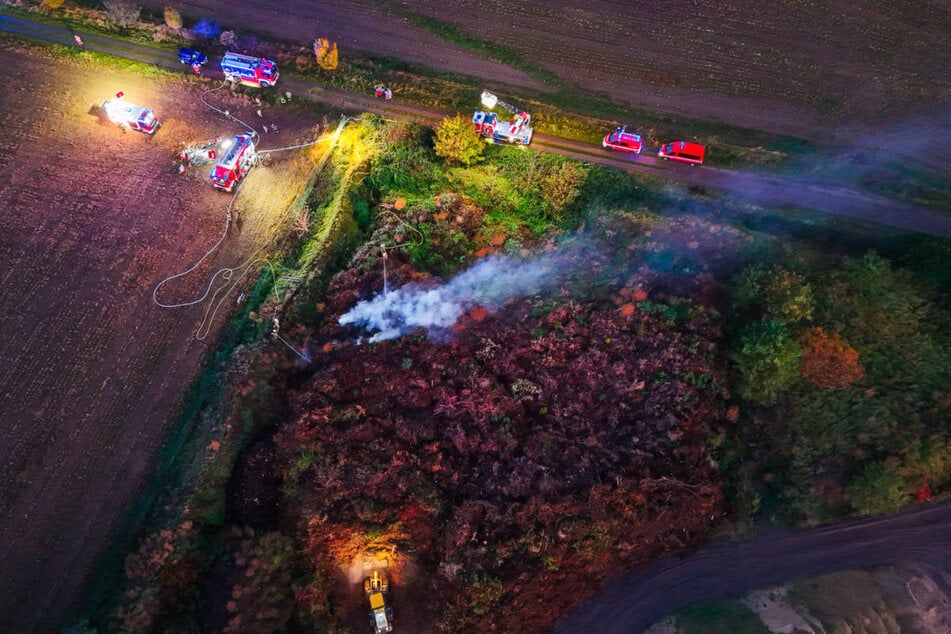 Die Brandbekämpfer hatten Schwierigkeiten in dem großen Haufen zu den Glutnestern vorzudringen.