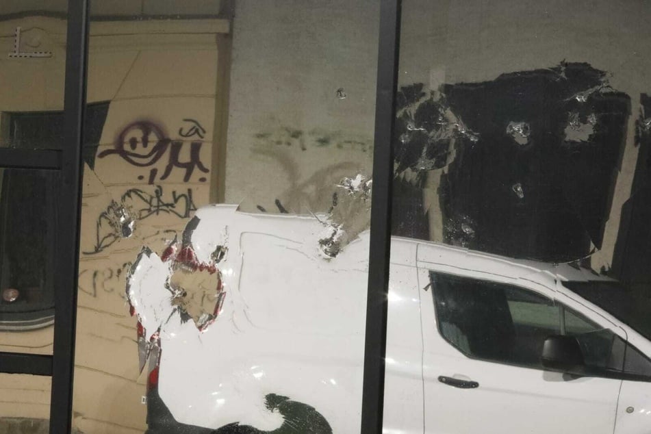 Die Fassade der Polizeiaußenstelle Wiedebach-Passage ist durch Randalierer beschädigt worden.
