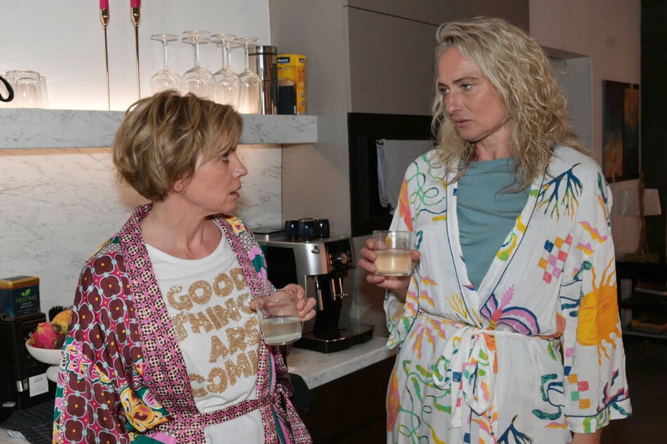 Um Gerner wieder näherzukommen, heckt Yvonne (l.) gemeinsam mit Maren einen ungewöhnlichen Plan aus.