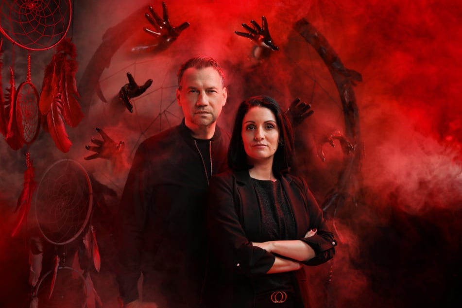 Der Thriller "REM" von Sebastian Fitzek (54) und Annika Strauss (41) führt in ein verlassenes Hotel, an dem scheinbar ein Verbrechen geschehen ist.