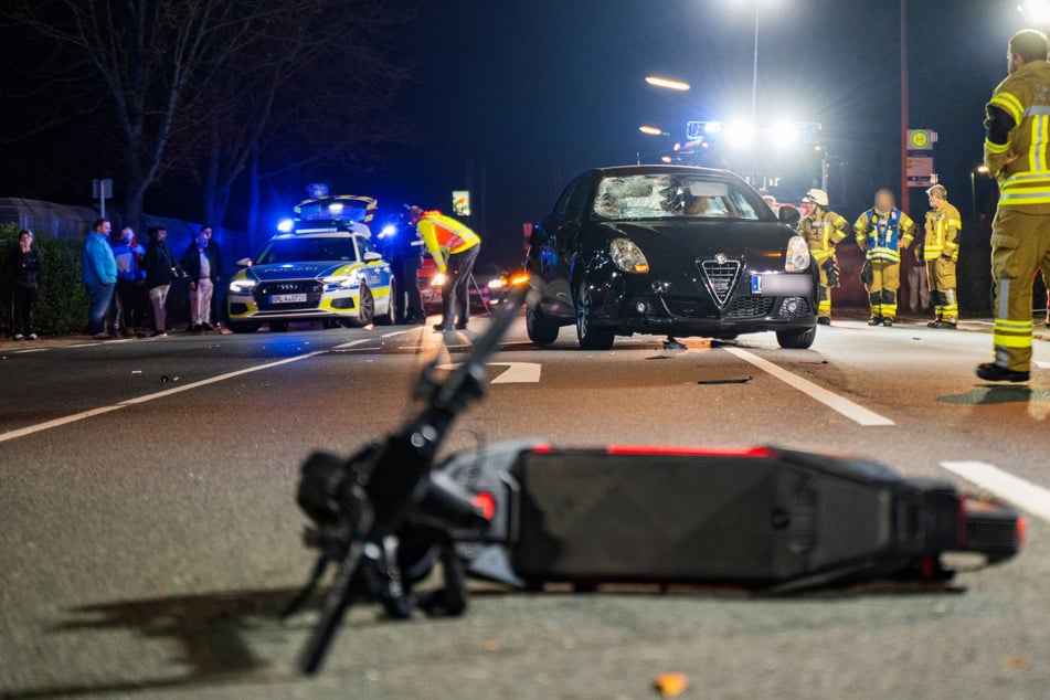 Die Jugendlichen sollen die Vorfahrt missachtet haben und stießen daraufhin mit dem Auto zusammen.
