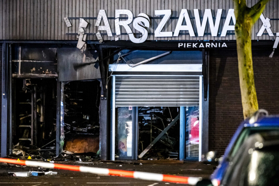 Ein Polizeiband sperrt den zerstörten Supermarkt mit polnischen Waren, der Ziel eines Anschlags geworden war.