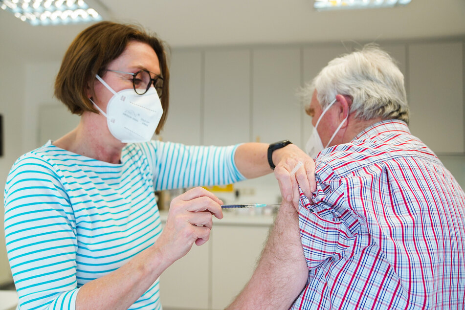 Eine Hausärztin aus Bayern verabreicht einem Patienten die erste Impfung gegen Covid-19.