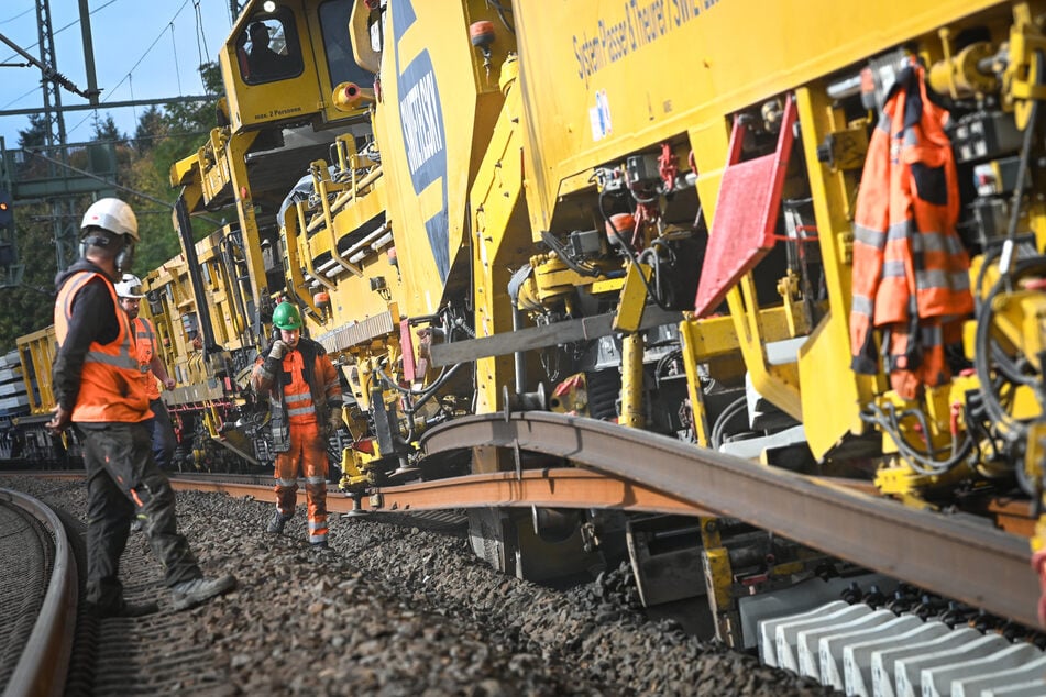 Die Deutsche Bahn führt in den Herbstferien größere Bauarbeiten in NRW durch. (Symbolbild)