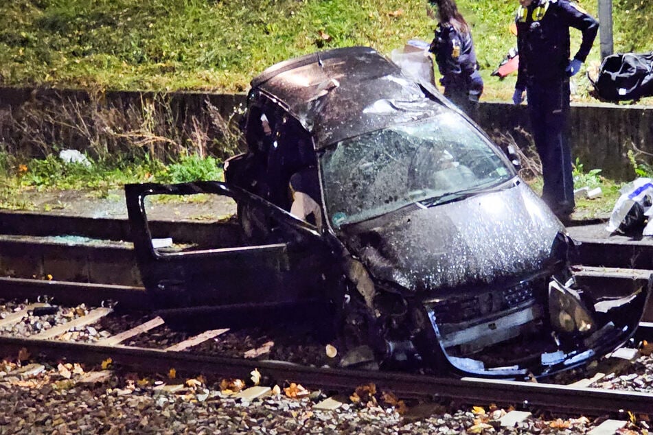 Auto stürzt auf Gleise: Betrunkener Fahrer lässt Jugendliche schwer verletzt zurück