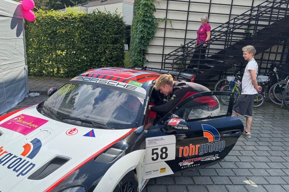 Interessierte konnten im Cockpit des Rennwagens Platz nehmen.
