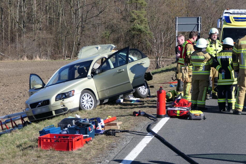 Der Volvo rutschte nach dem Zusammenstoß in den Graben.