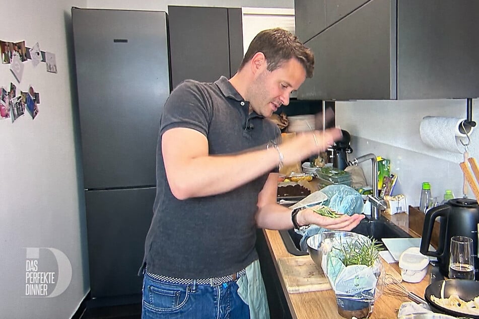 Damit er sein volles Aroma entfaltet, bekommt der Rosmarin ordentlich eins hinten drauf, wie Timo (38) beim Kochen erklärt.