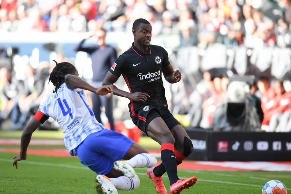 Dedryck Boyata (l.) von Hertha BSC packt das lange Bein gegen Eintracht Frankfurts Evan N'dicka aus.