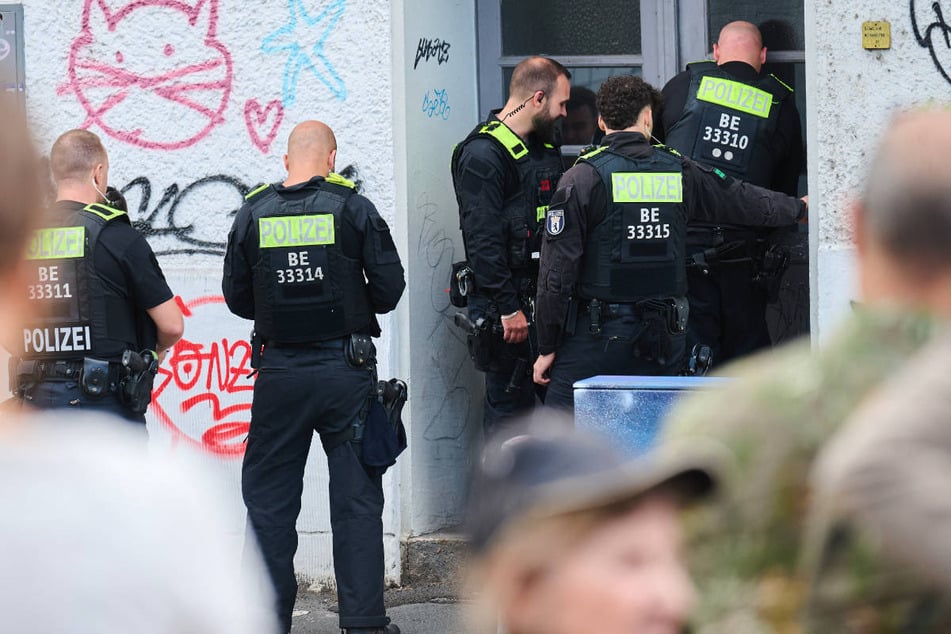 Die Polizei hat mit der Räumung des Sperrkreises begonnen.