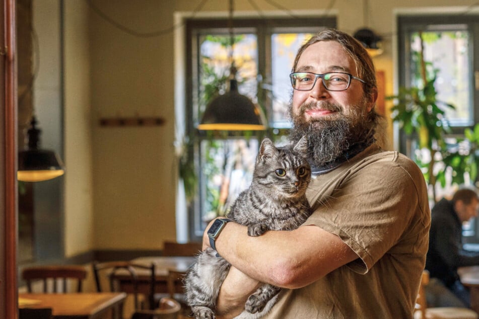 Scheunecafé-Mitarbeiter Robert Gebler (36) mit Kater "Hektor" im November letzten Jahres.