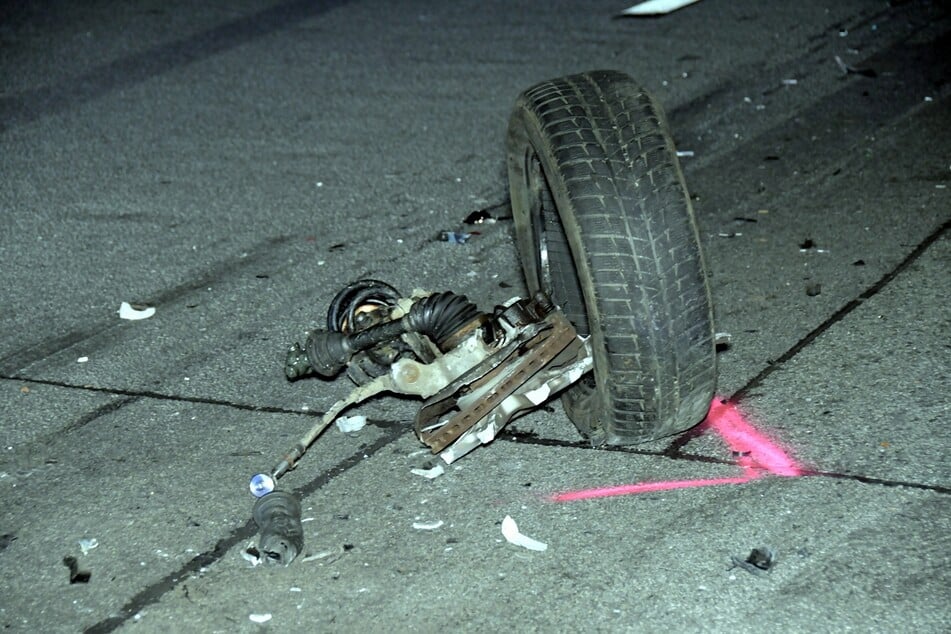 Beim Unfall entstand ein hoher Sachschaden. Beim Jeep wurde unter anderem der Vorderreifen herausgerissen.
