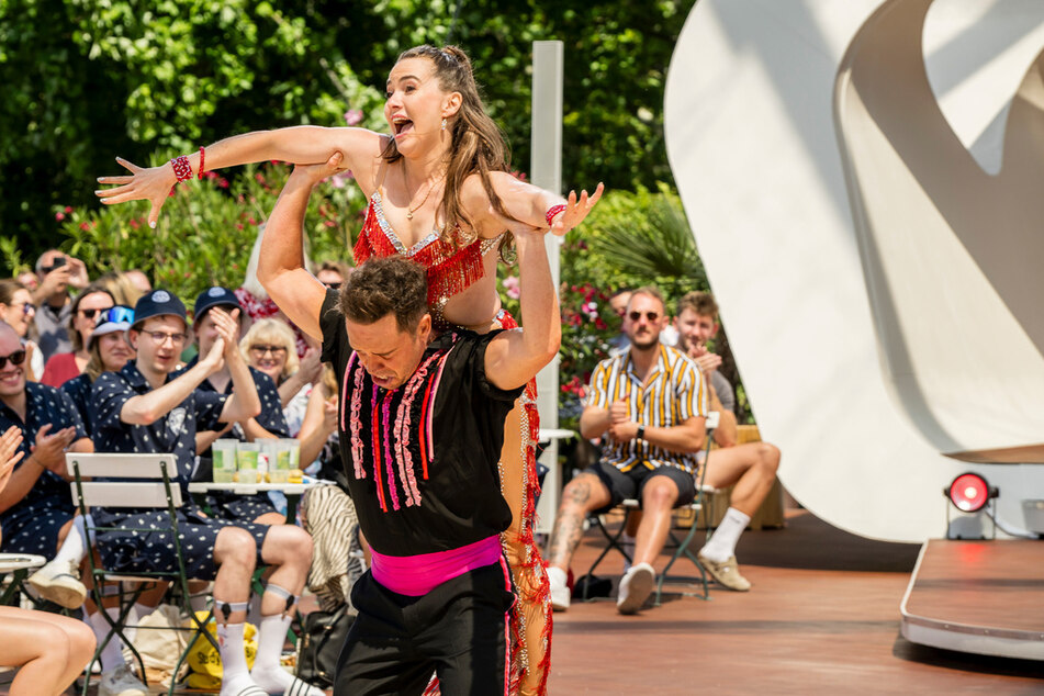 Der "Let's Dance"-Star tanzt beim "ZDF"-Fernsehgarten mit Lorenz Büffel (45).