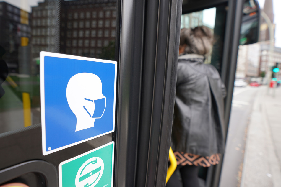 Ein Aufkleber an einem Linienbus weist auf die Maskenpflicht im Hamburger öffentlichen Personennahverkehr hin.