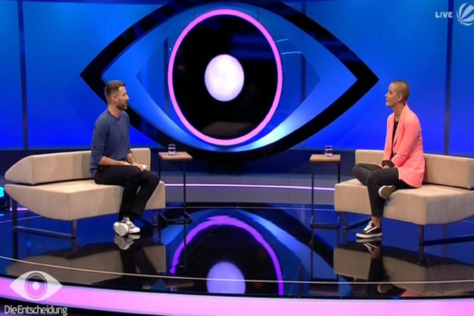 Jochen Schropp (41) im leeren BB-Studio (hier mit Michelle, 26) - zu PBB hat er 100 Fans um sich.