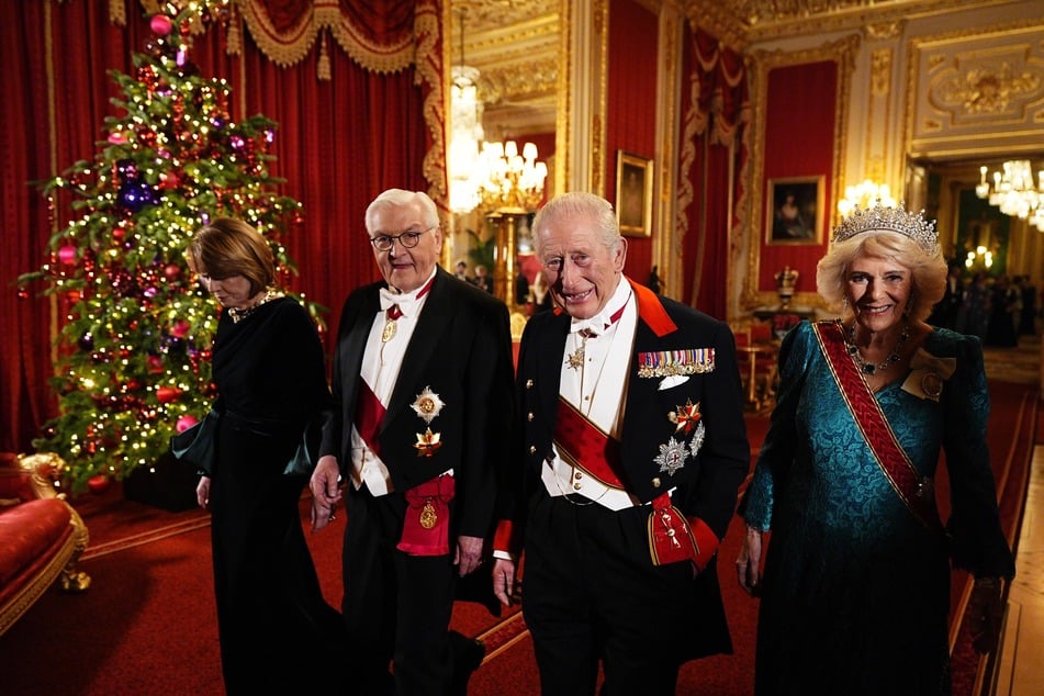 Bundespräsident Frank-Walter Steinmeier (69. 2.v.l.) und Deutschlands First Lady Elke Büdenbender (63, r.) beim Besuch des Königspaars in London.