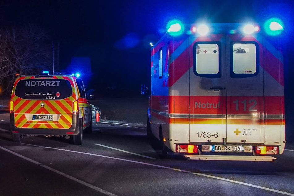 Am Freitagabend ist ein 17-jähriger Mopedfahrer bei einem Unfall auf der B105 in Höhe Brandshagen in Vorpommern-Rügen schwer verletzt worden. (Symbolfoto)