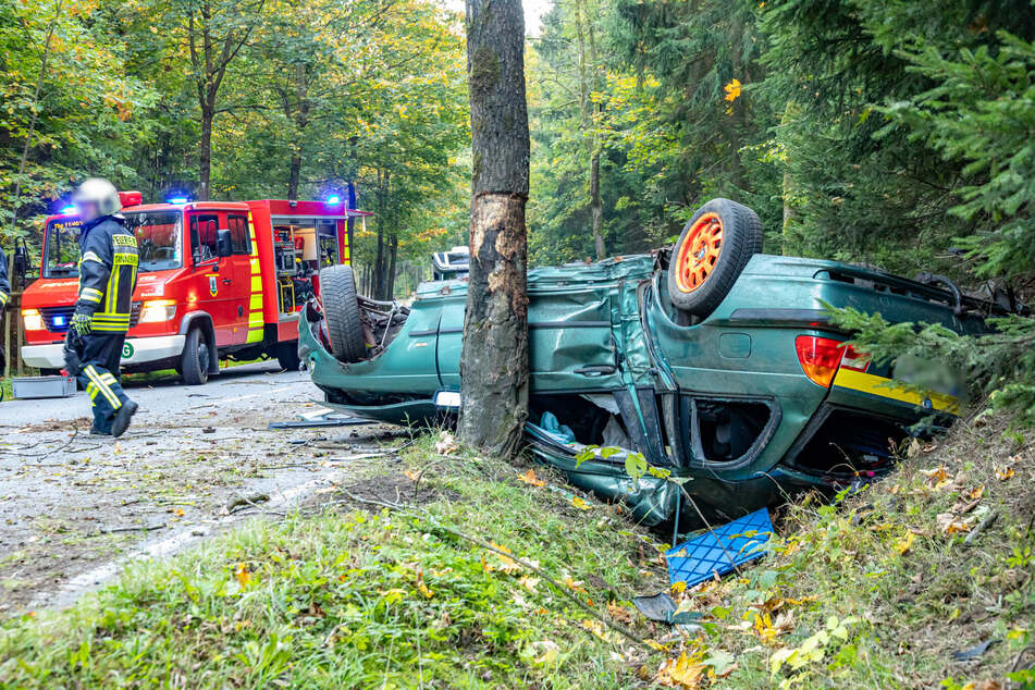 BMW fliegt aus der Kurve, überschlägt sich und kracht gegen Baum: Fahrer im Krankenhaus