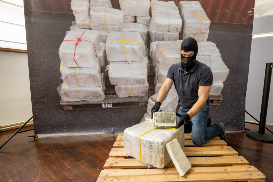 Ein Zollbeamter präsentiert einen Teil der zur bislang größten Einzelsicherstellung von Kokain in Bayern.