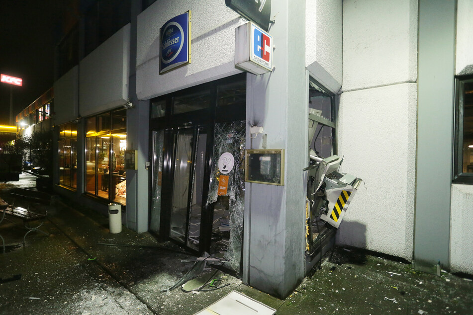 Schwer beschädigt ist ein Geldautomat nach einer Sprengung an einem Autohof in Nordrhein-Westfalen.