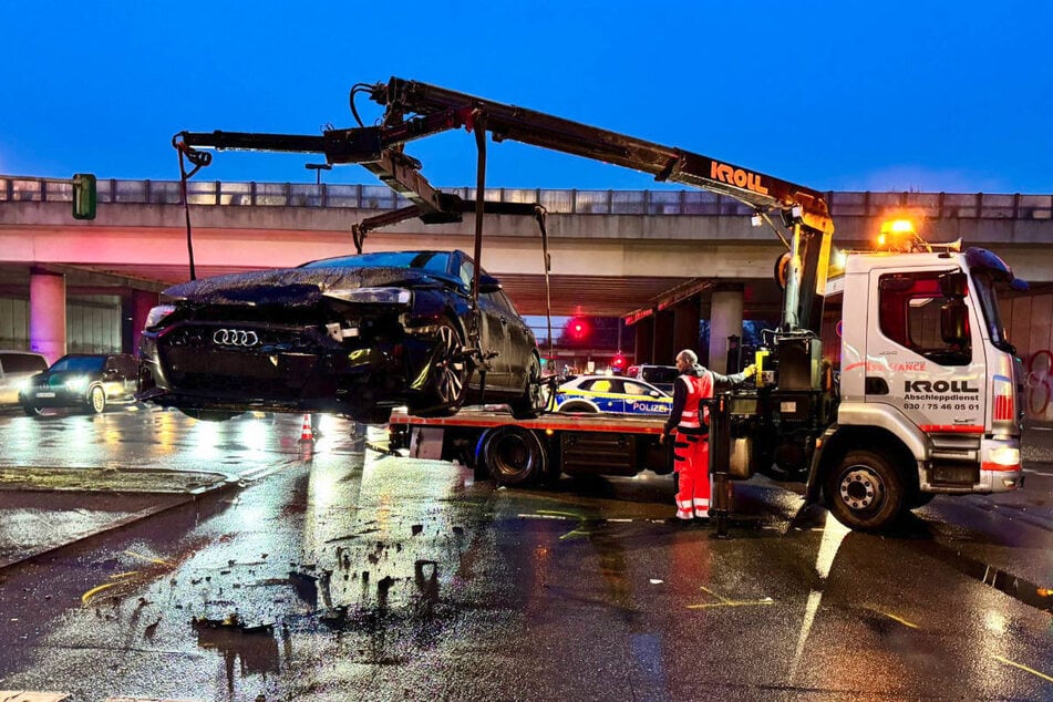 Auch ein Audi musste nach dem Crash abgeschleppt werden.