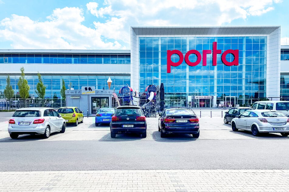 porta Berlin-Mahlsdorf direkt an der B1/B5.