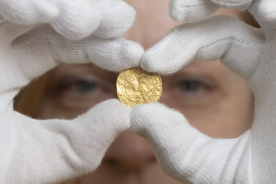 Sanierungsarbeiten sind ein Glücksfall für alte Gebäude. Mitunter kommen dabei unbekannte Schätze zutage. Ein mehr als 400 Jahre altes Goldstück gibt Rätsel auf.