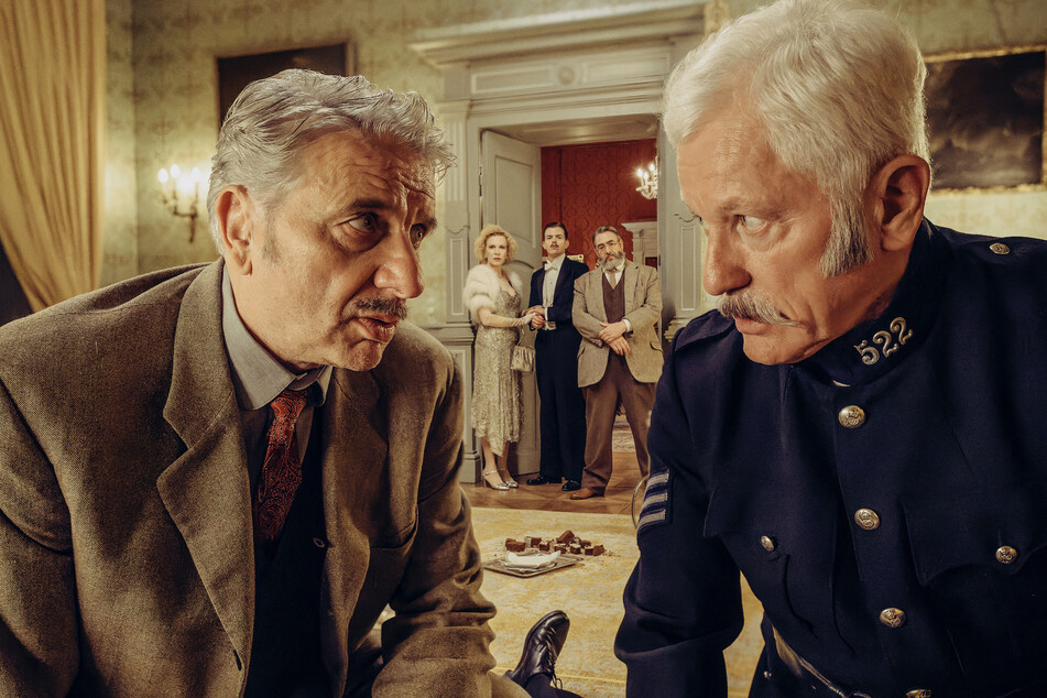 Chief Inspector Francis Lightmyer (Udo Wachtveitl, l.) und Constable Ivor Partridge (Miroslav Nemec, r.) in einer Szene aus "Tatort: Mord unter Misteln".