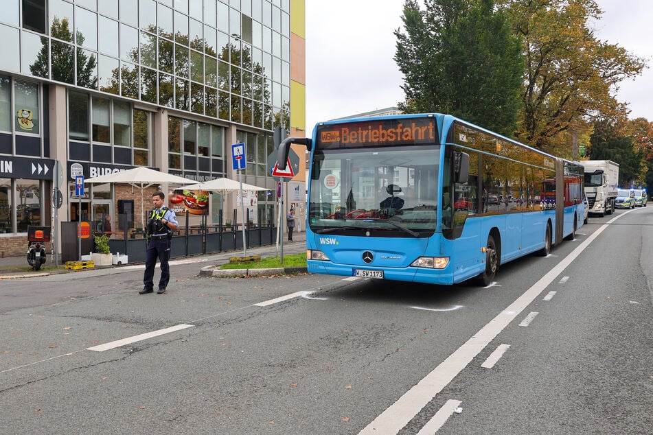 In dem Linienbus der Wuppertaler Stadtwerke wurden elf Menschen durch die starke Bremsung verletzt.