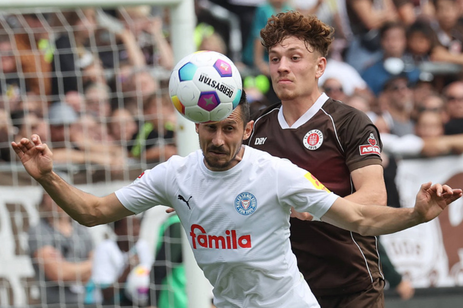 Philipp Treu (22, r.) gab am Sonntag gegen Holstein Kiel sein Startelf-Debüt für den FC St. Pauli.