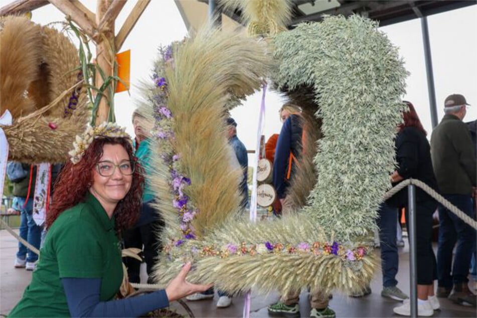 Eine kunstvoll gebundene Erntekrone der "Ährenmädels".