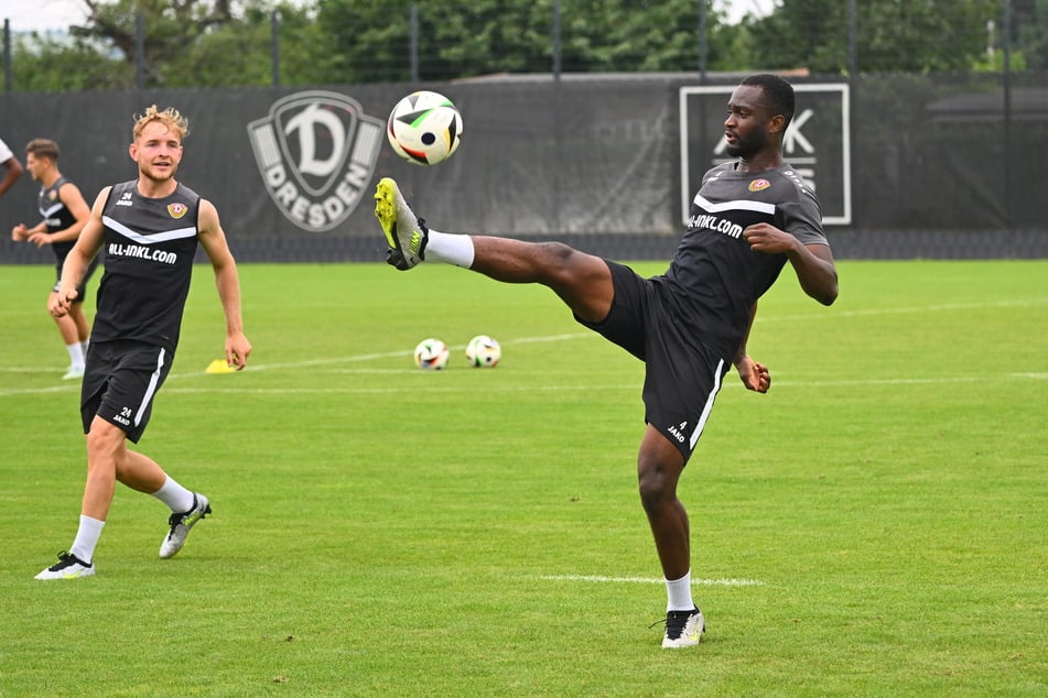 Innenverteidiger Dennis Duah (21, r.) könnte die SGD im Winter noch verlassen.