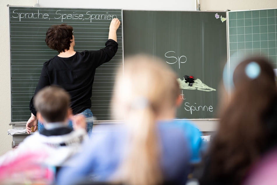 Schwangere Lehrerinnen dürfen in Bayern in der Corona-Pandemie keinen Präsenzunterricht halten. (Symbolbild)