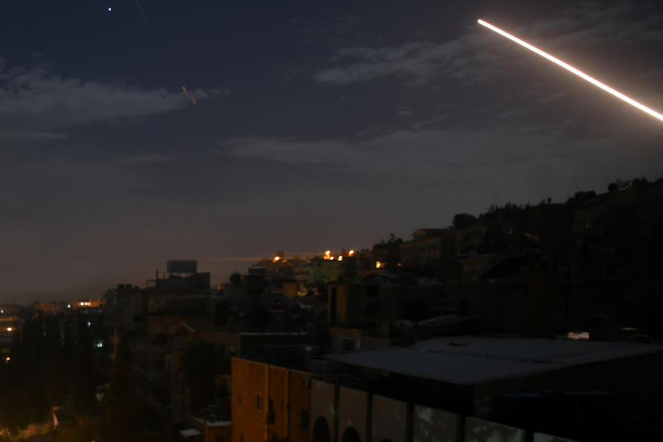 Eine syrische Luftabwehrrakete fliegt am Himmel über Damaskus.