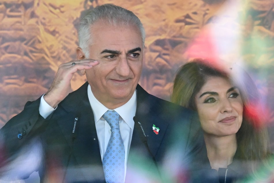 Reza Pahlavi (65), der Sohn des Iranischen Schah, steht mit seiner Frau Yasmine Pahlavi, auf der Bühne bei der Demonstration "Unterstützung der iranischen Revolution anlässlich der Reise von Kronprinz Reza Pahlavi nach Berlin", die anlässlich des Besuchs des iranischen Schah-Sohn Pahlavi in Berlin stattfindet.