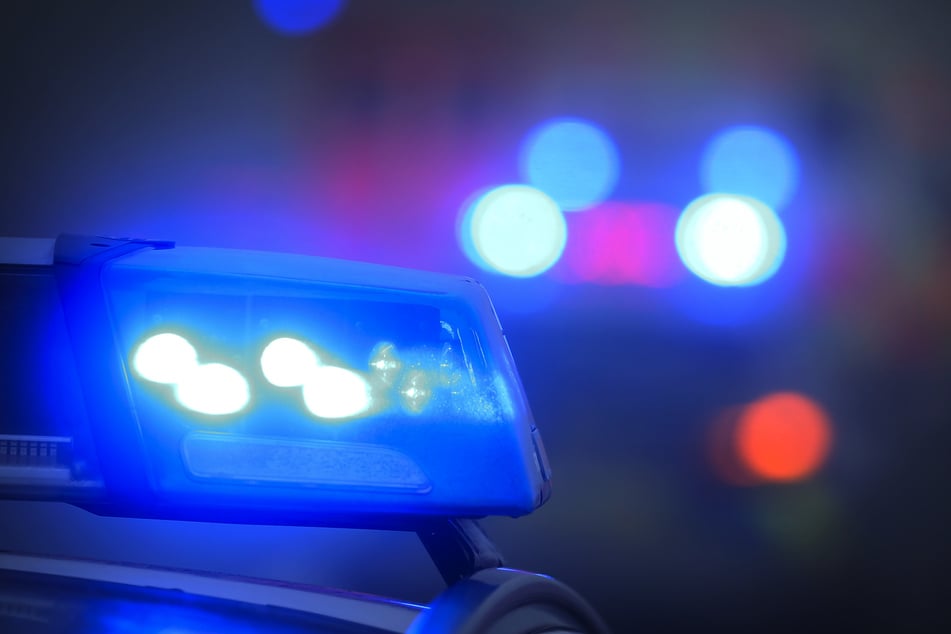 Der Autofahrer hatte keinen Führerschein, soll aus diesem Grund auf die Beamten zugerast sein.