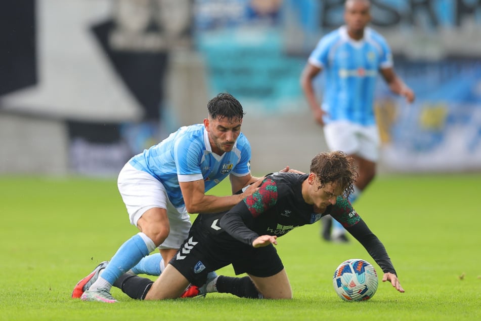 Im Zweikampf mit FCM-Kicker Nick Elias Meier (19), der Domenico Alberico den folgenschweren Schlag versetzte.