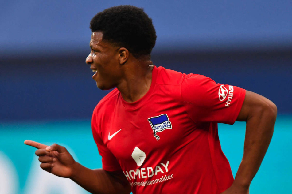 Jessic Ngankam (20) bejubelt seinen 2:1-Siegtreffer gegen Schalke 04 am 31. Spieltag der vergangenen Bundesliga-Saison. Für die kommende Spielzeit wird das Hertha-Eigengewächs an Aufsteiger Fürth verliehen.